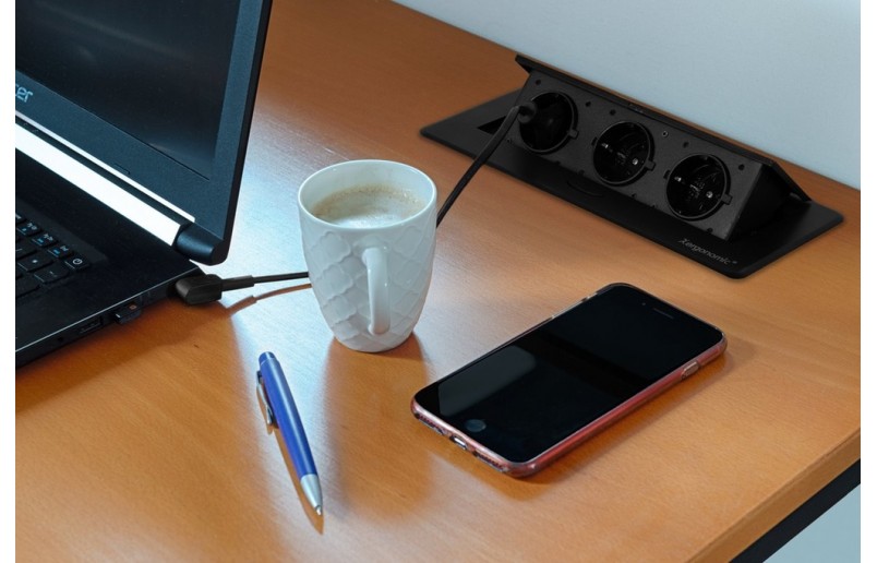 Prise de bureau noire avec 3 prises
