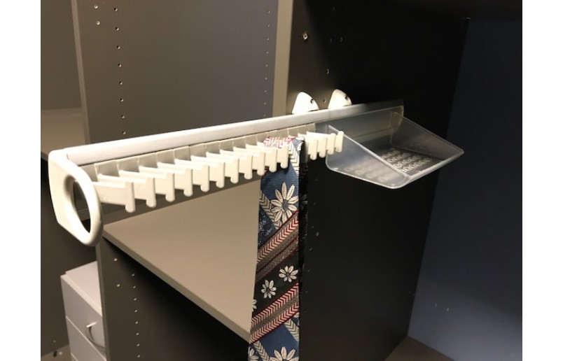 Porte-cravates avec plateau de rangement argenté
