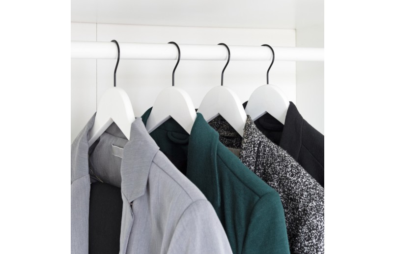 Cintre de qualité A, crochet noir laqué blanc 