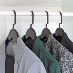 Cintre en bois de qualité A, laqué noir, crochet noir plat 