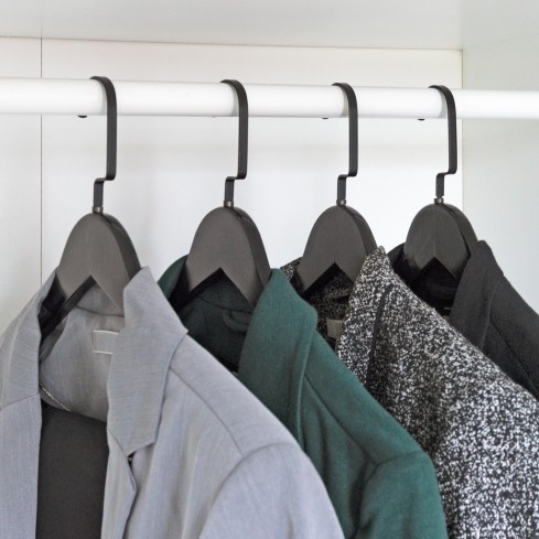 Cintre en bois de qualité A, laqué noir, crochet noir plat 