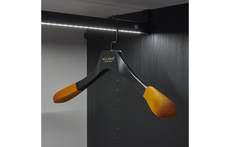 Cintre de qualité A, crochet noir plat laqué antique 