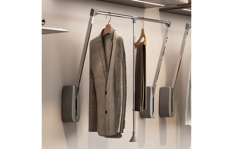 Wall clothes elevator silver, adjustable from 60 to 85 cm wide.