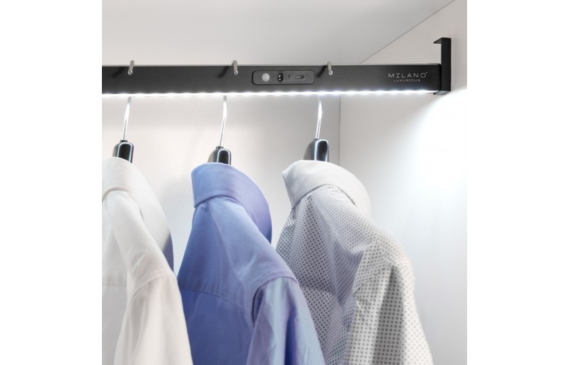 Garment rod with LED lighting (rechargeable) black