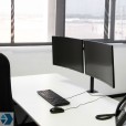 Monitor arm (standaard) met twee armen voor werk- en bureaubladen Monitor arm (standaard) met twee armen voor werk- en bureaubladen